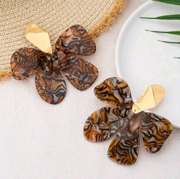 Acrylic Flower NWT Statement Earrings - Picture 4 of 5